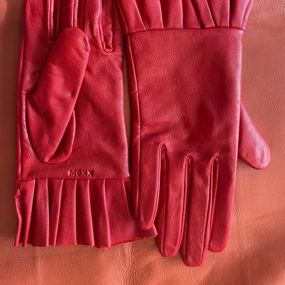 red genuine leather gloves with ruffle detail MEXX